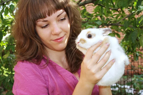 Menina com um coelho branco — Fotografia de Stock