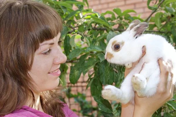 Chica con un conejo blanco — Foto de Stock