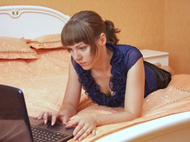 Yatağın üzerinde bir not defteri ile güzel kız