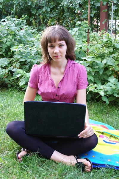 Vacker flicka med en bärbar dator — Stockfoto