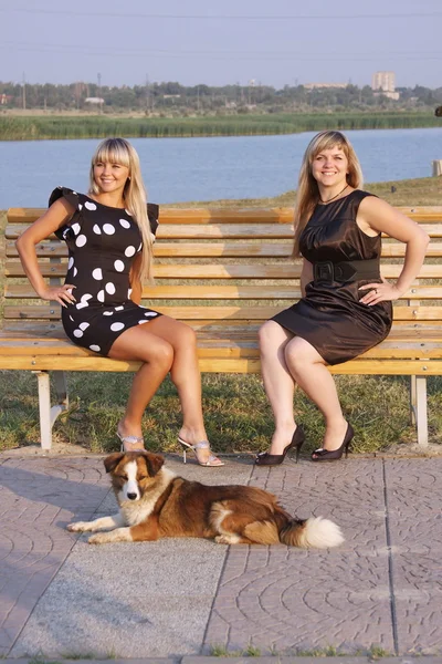 공원에서 두 명의 아름 다운 젊은 여자 — 스톡 사진
