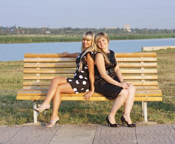 Twee mooie jonge meisjes in een park — Stockfoto