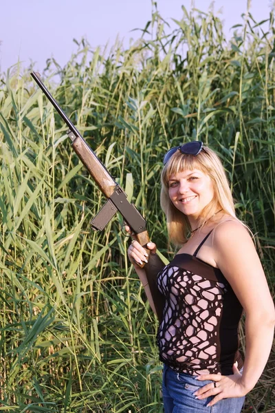 Jeune belle fille avec un pistolet — Photo