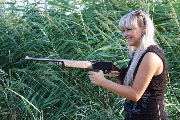 Όμορφη κοπέλα με ένα πυροβόλο όπλο — Φωτογραφία Αρχείου