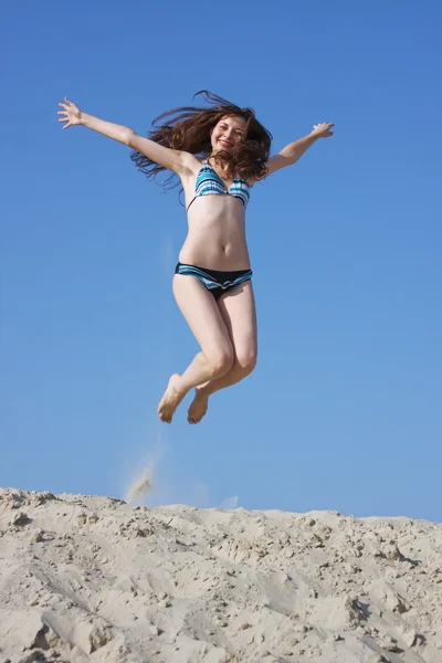 Jeune fille sur un sable-fosse — Photo