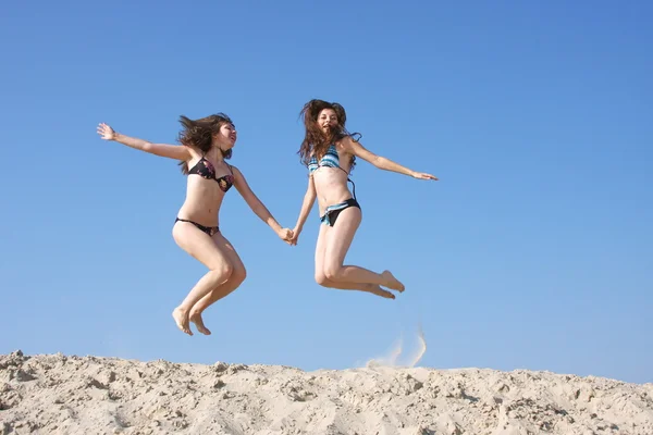 Meninas jovens em um poço de areia — Fotografia de Stock