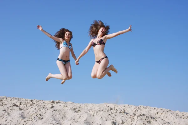 Genç kızlar bir kum çukuru — Stok fotoğraf