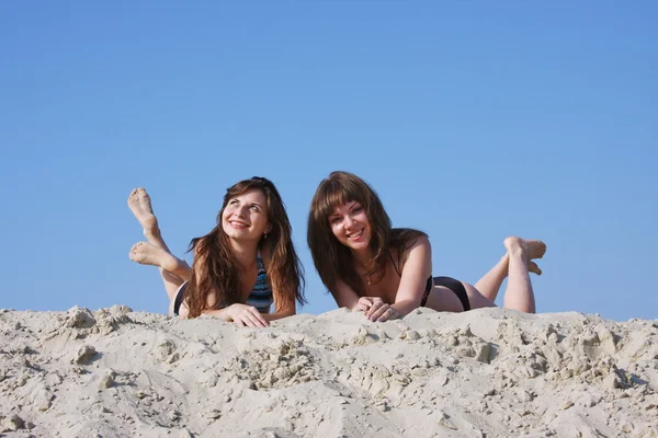 Chicas jóvenes en un hoyo de arena —  Fotos de Stock