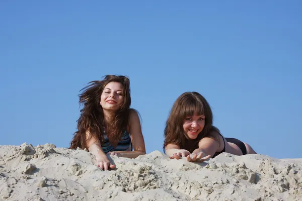 Młode dziewczyny na piasku pit — Zdjęcie stockowe