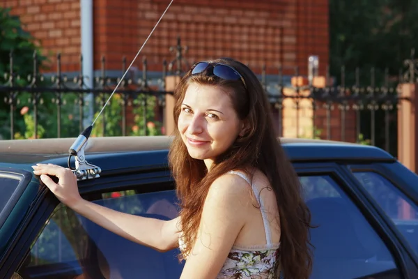 Giovane ragazza vicino a una macchina — Foto Stock