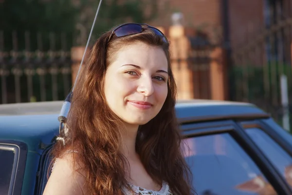 Молодая девушка возле машины — стоковое фото