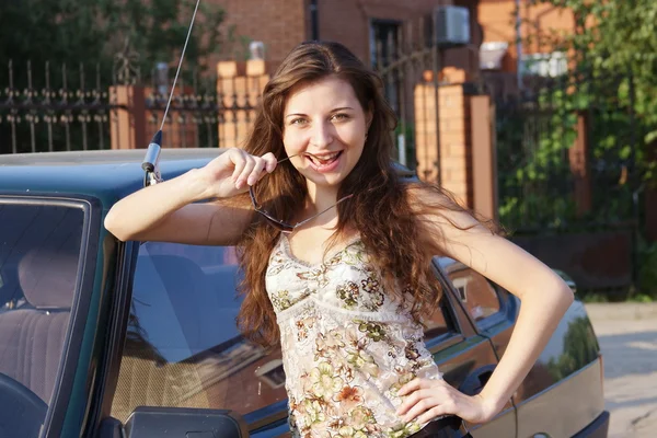 근처에 차를 젊은 여자 — 스톡 사진
