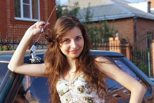 Bir arabanın yanında genç kız — Stok fotoğraf