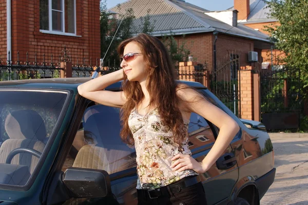Νεαρό κορίτσι κοντά σε ένα αυτοκίνητο — Φωτογραφία Αρχείου