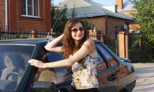 Jeune fille près d'une voiture — Photo