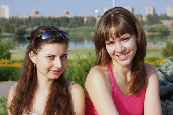 Two beautiful young girls in a park — Stock Photo, Image