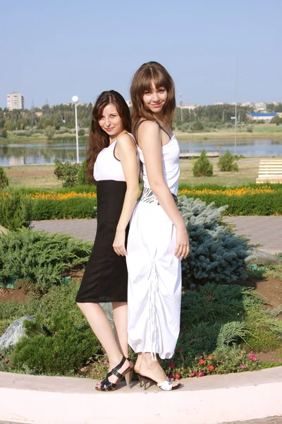 Δύο όμορφα νεαρά κορίτσια στη φύση — Φωτογραφία Αρχείου