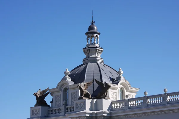 Güzel bina şehir kasan arka plan mavi gökte — Stok fotoğraf