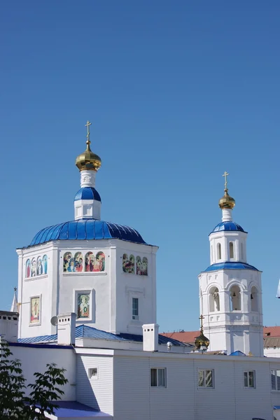 Храм на фоне синего неба в городе Казан — стоковое фото
