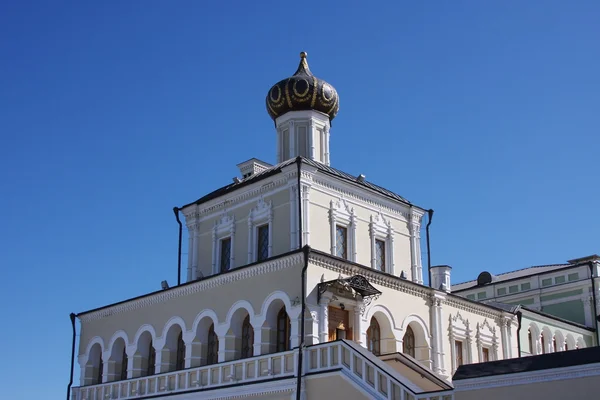 Храм на фоне синего неба в городе Казан — стоковое фото