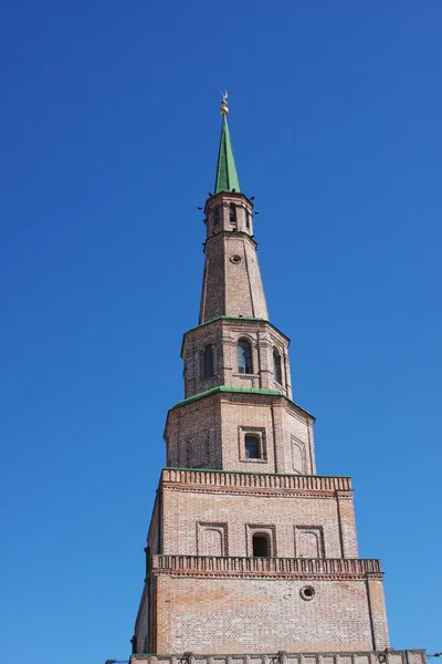 Torre em um fundo céu azul em cidade Kasan — Fotografia de Stock