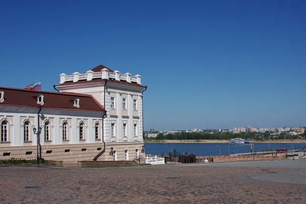 Красивое здание на фоне голубого неба в городе Казань — стоковое фото