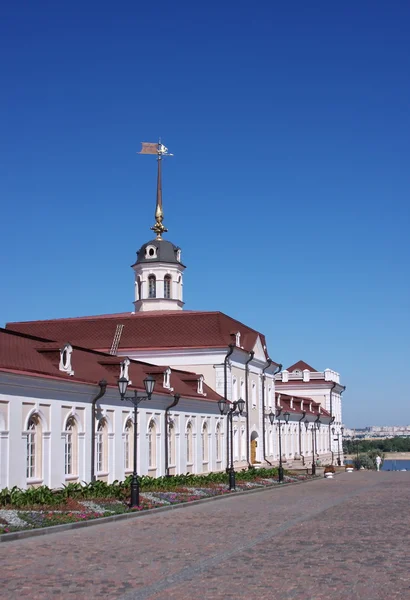 Красивое здание на фоне голубого неба в городе Казань — стоковое фото