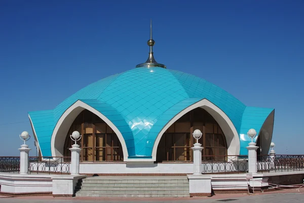 Belo edifício em um fundo céu azul na cidade Kasan — Fotografia de Stock