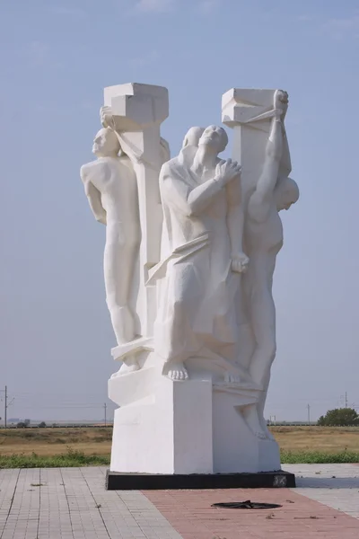 ソ連の戦士に強制収容所の犠牲者への記念碑 — ストック写真