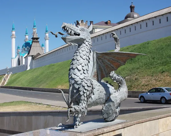 Escultura de dragão em um contexto uma mesquita em cidade Kazan — Fotografia de Stock