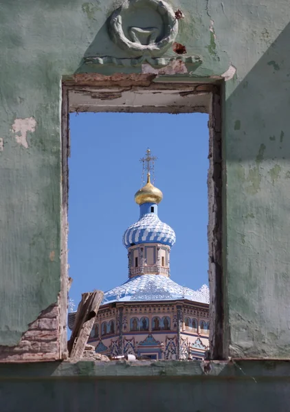 Templu prin fereastra casei vechi din orașul Kazan — Fotografie, imagine de stoc