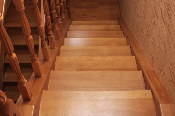 Una escalera de madera está en una casa nueva — Foto de Stock