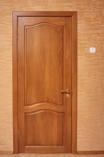 Μια ξύλινη πόρτα που είναι σε ένα νέο σπίτι — Φωτογραφία Αρχείου