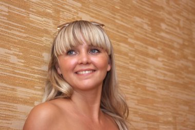 güzel bir genç kadın bir arka planda turuncu bir duvar