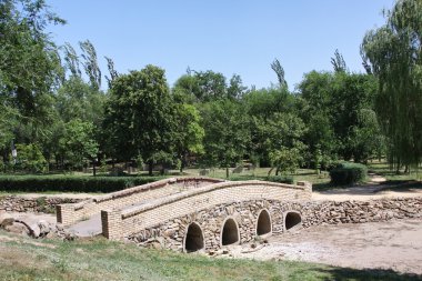 Şehir volgodonsk bir parkta bir Köprüsü trafiğe kapalı