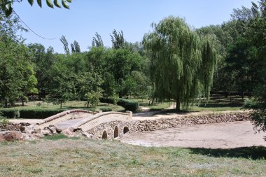 Şehir volgodonsk, Rusya bir parkta bir Köprüsü trafiğe kapalı