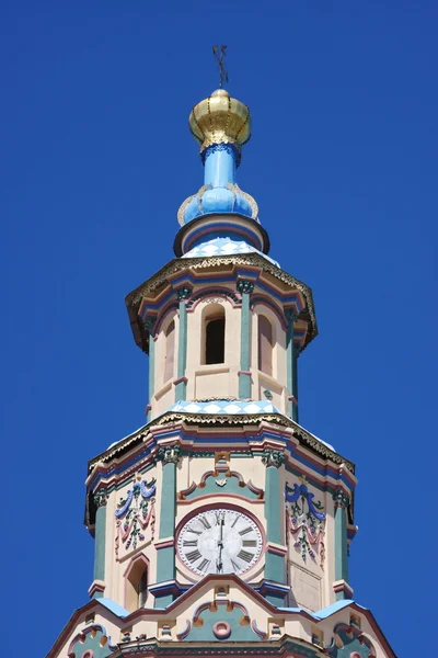 Tempel op een achtergrond blauwe hemel in stad kazan — Stockfoto