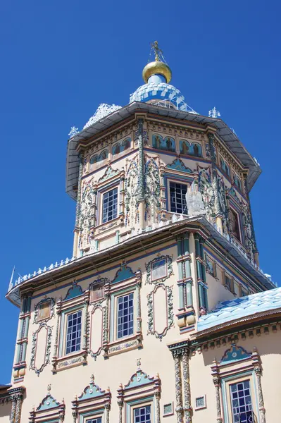 Świątynia na niebieski niebo w mieście Kazań — Zdjęcie stockowe