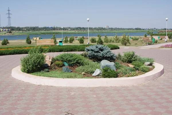 Taman di tanggul sungai di kota Volgodonsk — Stok Foto