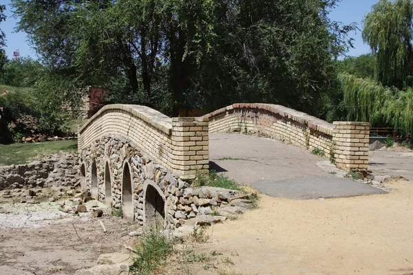 Un puente es peatonal en un parque en la ciudad Volgodonsk — Foto de Stock