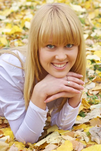 Frau in einem Herbstpark — Stockfoto