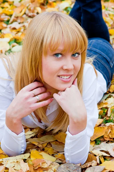 Okouzlující Krásná Žena Podzimním Parku — Stock fotografie