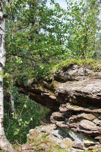 Скеля влітку — стокове фото