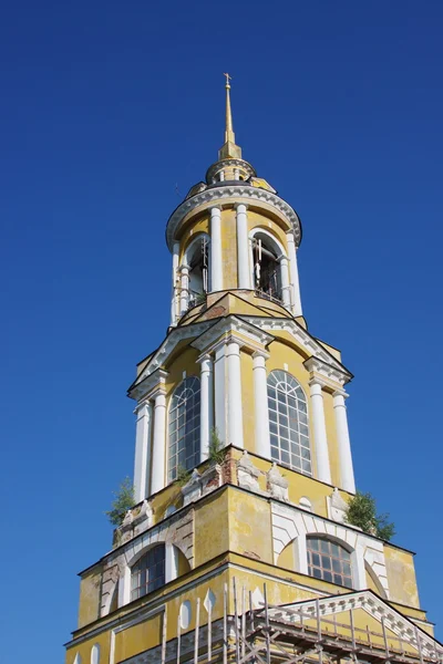 Věž Krásný Chrám Pozadí Modré Oblohy — Stock fotografie