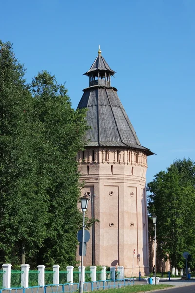 Toren Van Een Baksteen Een Achtergrond Blauwe Hemel — Stockfoto