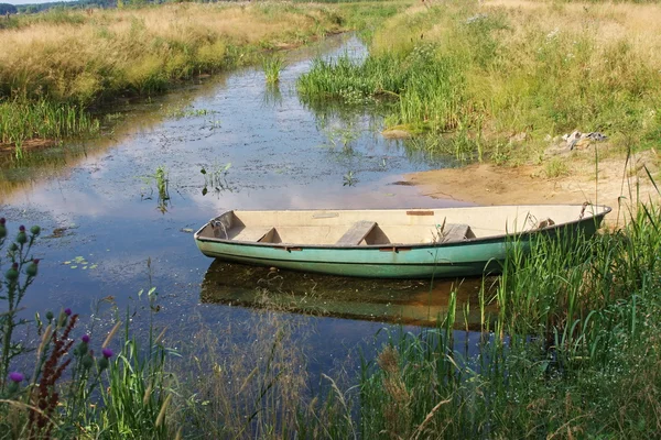 Oude Houten Boot Aan Wal Vijver — Stockfoto