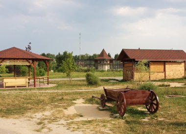 Yaz aylarında güneşli bir gün güzel bir park mevcuttur