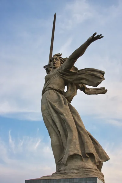 Um monumento é uma mãe-pátria, montículo funerário, cidade Volgograd — Fotografia de Stock