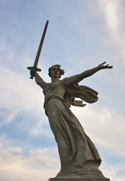 Un monumento es una madre patria, montículo de entierro, ciudad Volgogrado —  Fotos de Stock
