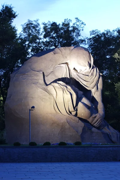Пам'ятник являє собою Скорботній матері, похоронний курган, місто Волгоград — стокове фото